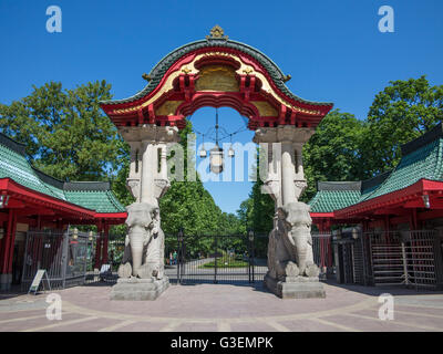 L'ingresso per lo Zoo di Berlino Foto Stock