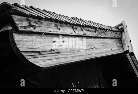 Tetto in legno costruito apice visto su un cottage ristrutturato. Foto Stock