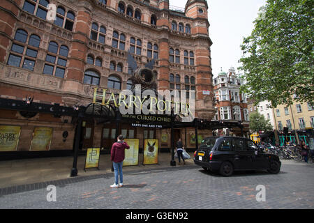 Harry Potter e il maledetto bambino pubblicizzati sul Palace Theatre di Londra Foto Stock