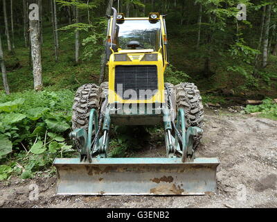 Giallo speciale trattori forestali, il trattore nei boschi, Foto Stock