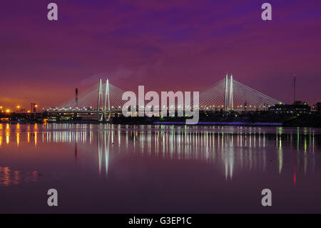 San Pietroburgo, Bolshoy obuhovskiy ponte che attraversa il fiume Neva. Foto Stock