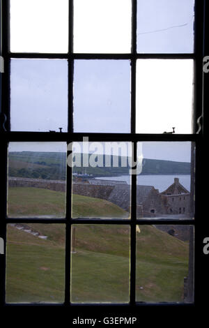 Vista di Charles Fort Estate Cove, Kinsale Harbour attraverso i vetri nella contea di Cork, Irlanda Foto Stock