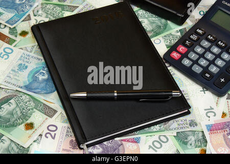 Denaro polacco note di agenda e penna sul tavolo di legno Foto Stock