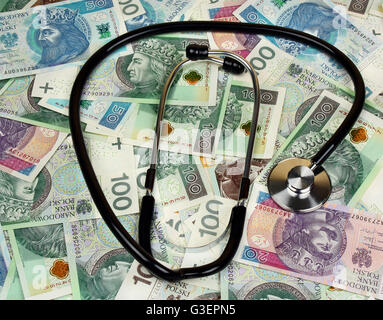 Lo stetoscopio e lucidare le banconote in background Foto Stock