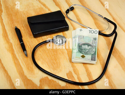 Lo stetoscopio e lucidare le banconote in background Foto Stock