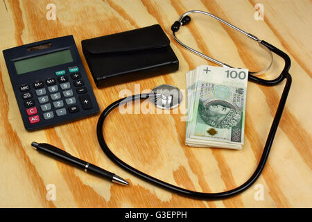 Lo stetoscopio e lucidare le banconote in background Foto Stock