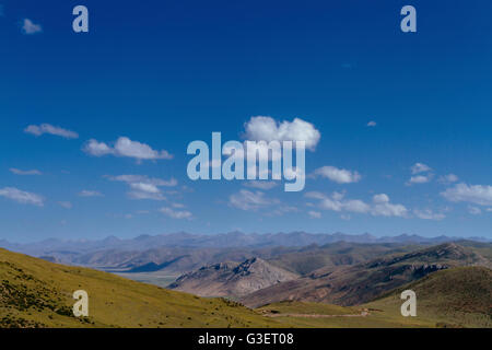 Paese Bangda, Tibet, Cina - La vista del bacino Bangda con condizioni climatiche perfette nelle ore diurne. Foto Stock