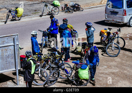Yela montagna, Bangda, il Tibet - La vista di tanti piloti in appoggio sulla sommità del monte Yela. Foto Stock