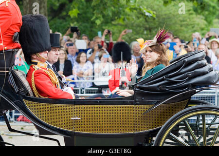 Famiglia Reale britannica di carrelli che si muove in basso lungo il centro commerciale per il trooping il colore Foto Stock