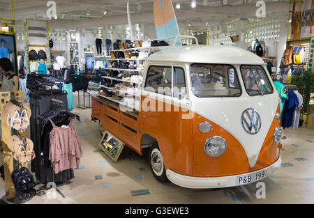 Un Classico Volkswagen Camper usati in un ambiente di vendita al dettaglio all'interno di una citta' di Cebu negozio di abbigliamento,Filippine Foto Stock