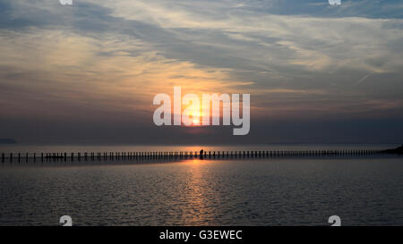 Passeggiate lungo il lago marino Causeway al tramonto,Weston-Super-Mare, Somerset, Inghilterra Foto Stock