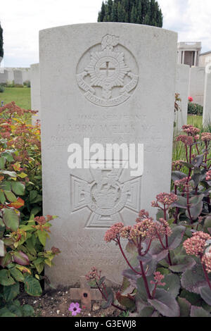 Tomba di Sgt Harry Wells VC in CWGC Dud Corner Cemetery & il Loos Memorial, Loos-en-Gohelle, Pas de Calais, Francia. Foto Stock