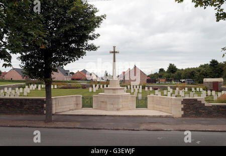 Croce di sacrificio e di lapidi in CWGC fosse 7 Cimitero militare di qualità (Street), Mazingarbe, Pas de Calais, Francia. Foto Stock