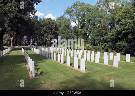 Lapidi e la croce del sacrificio nel CWGC Gorre Inglese e Indiano, cimitero Gorre, Pas de Calais, Francia. Foto Stock