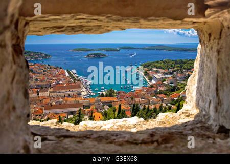 Baia di Lèsina vista aerea attraverso la finestra di pietra dalla fortezza Fortica, Dalmazia, Croazia Foto Stock