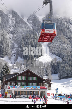 Cavo Mannlichen auto nel comprensorio sciistico svizzero di Wengen Foto Stock