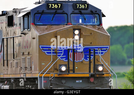 La Fox, Illinois, Stati Uniti d'America. Close-up guarda la parte anteriore dell'unità di derivazione su un eastbound Union Pacific treno merci diretto da tre locomotive. Foto Stock