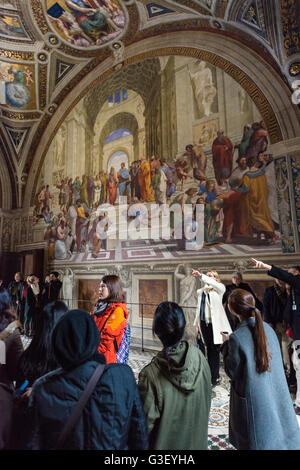 Roma. L'Italia. Ai visitatori di ammirare le Stanze di Raffaello, Stanza della Segnatura, Musei Vaticani. Musei Vaticani. Foto Stock