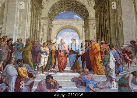 Roma. L'Italia. Dettaglio di Platone (centro sinistra) e Aristotele (centro destra) nella Scuola di Atene affresco (1509/11) da Raffaello. Foto Stock