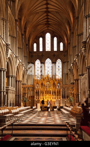 Il Presbiterio e altare maggiore, Cattedrale di Ely interno, Ely Cambridgeshire Regno Unito Foto Stock