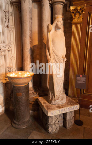 Una statua di San Etheldreda, 1961 da Philip Turner, Cattedrale di Ely interno, Ely, Cambridgeshire Regno Unito Foto Stock