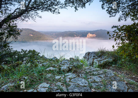 Chateau Castlenaud sopra la mattina presto la nebbia dordogne Francia Foto Stock