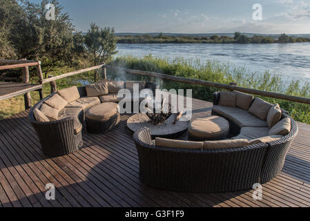 Posti a sedere fuori e zona barbecue a sabbie Zambezi River Lodge in Zimbabwe Foto Stock