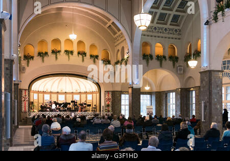 Concerto della orchestra di spa, foyer, camera della pompa, Bad Kissingen, Franconia, Baviera, Germania Foto Stock