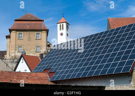 Centrale solare sul tetto in Acholshausen, Ochsenfurt, bassa Franconia, Franconia, Baviera, Germania Foto Stock