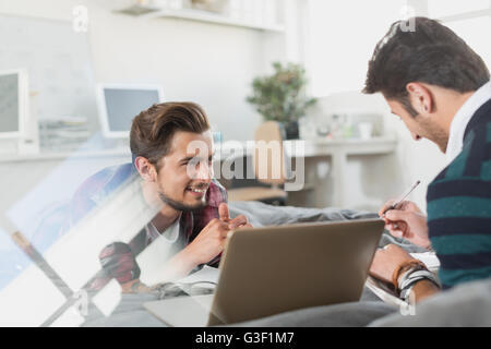 Collegio maschile gli studenti che studiano con il computer portatile Foto Stock