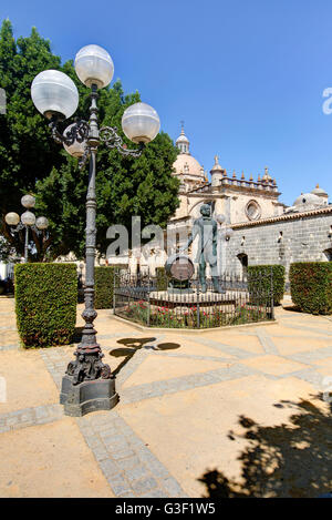 Statua di Tio Pepe con il duomo in background, Jerez de la Frontera, Andalusia, Spagna, Europa Foto Stock