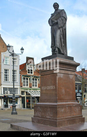 Holland, Delft, Hugo Grotius, un monumento in bronzo, bed pietra, mercato, Foto Stock