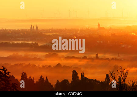 Germania, Sassonia-Anhalt, Naumburg, sunrise, nebbia mattutina, vista a la città di Naumburg con cattedrale e Wenzelskirche Foto Stock