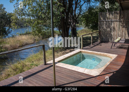 Piscina a tuffo in sabbie Zambezi Safari Lodge Zimbabwe Foto Stock