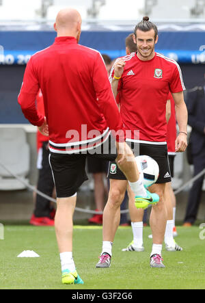 Il Galles Gareth Bale (destra) e James Collins, durante una sessione di allenamento allo Stade de Bordeaux. Stampa foto di associazione. Picture Data: Venerdì 10 Giugno, 2016. Vedere PA storia SOCCER Wales. Foto di credito dovrebbe leggere: Martin Rickett/filo PA. Restrizioni: Utilizzo soggetto a restrizioni. Solo uso editoriale. Libri e riviste è consentito vendite fornendo non esclusivamente dedicato a qualsiasi team/player/corrispondono. Uso non commerciale. Chiamate il numero +44 (0)1158 447447 per ulteriori informazioni. Foto Stock