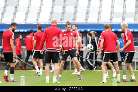 Il Galles Joe Ledley (sinistra) Gareth Bale (centro) e Aaron Ramsey, durante una sessione di allenamento allo Stade de Bordeaux. Stampa foto di associazione. Picture Data: Venerdì 10 Giugno, 2016. Vedere PA storia SOCCER Wales. Foto di credito dovrebbe leggere: Martin Rickett/filo PA. Restrizioni: Utilizzo soggetto a restrizioni. Solo uso editoriale. Libri e riviste è consentito vendite fornendo non esclusivamente dedicato a qualsiasi team/player/corrispondono. Uso non commerciale. Chiamate il numero +44 (0)1158 447447 per ulteriori informazioni. Foto Stock