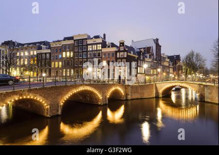 Bridge, luci, crepuscolo, ''Keizersgracht'' (canale), Amsterdam, Olanda, Paesi Bassi Foto Stock