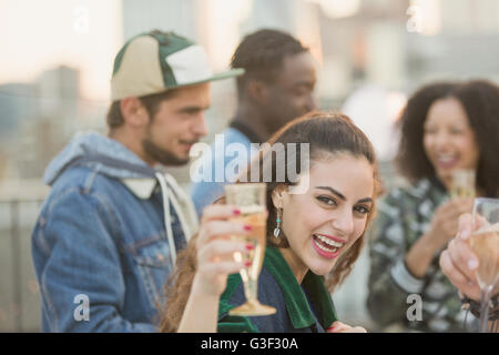 Ritratto entusiasta giovane donna bere champagne a parte Foto Stock