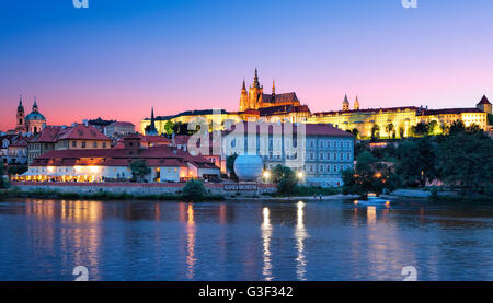 Il Ponte Carlo e il castello di notte a Praga Foto Stock