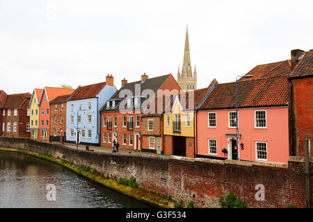 Case colorate sulla banchina lungo il fiume Wensum, Norwich, Norfolk, Inghilterra. Foto Stock