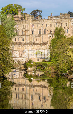 Il Castello di Warwick e il fiume Avon, Warwickshire, Inghilterra, Regno Unito, Europa. Foto Stock