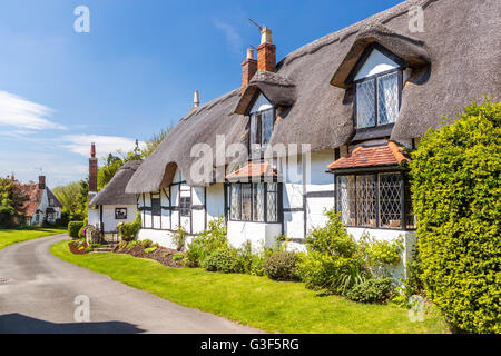 Cottage con il tetto di paglia a Welford-on-Avon, Warwickshire, Inghilterra, Regno Unito, Europa. Foto Stock