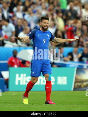 In Francia la Olivier Giroud festeggia dopo aver segnato il suo lato del primo obiettivo durante UEFA EURO 2016, Gruppo una partita allo Stade de France di Parigi. Foto Stock