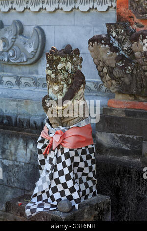 Statua di gate, Pura Meru tempio indù, città di Mataram, Isola di Lombok, West Nusa Tenggara Provincia, Indonesia Foto Stock