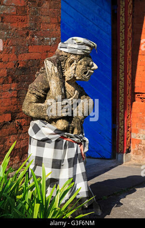 Statua, Mayura Palazzo dell'acqua, città di Mataram, Isola di Lombok, West Nusa Tenggara Provincia, Indonesia Foto Stock