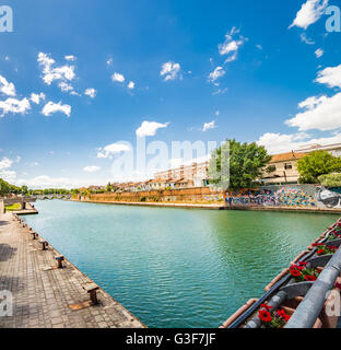 Ponte di Tiberio e il porto canale di Rimini Foto Stock