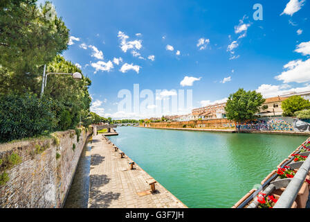 Ponte di Tiberio e il porto canale di Rimini Foto Stock