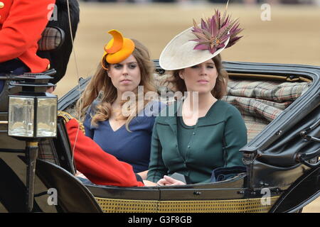 La principessa Beatrice e la principessa Eugenie (sinistra) arrivano in un carrello durante il Trooping il colore cerimonia presso la sfilata delle Guardie a Cavallo, Londra centrale come la regina festeggia il suo compleanno ufficiale di oggi. Foto Stock