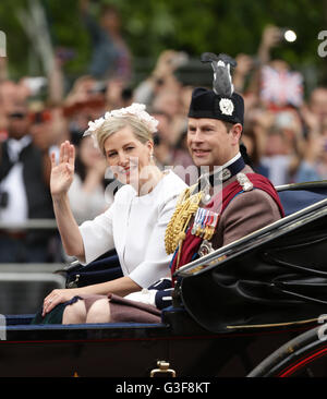 Il conte e la Contessa di Wessex con i loro figli Lady Louise Windsor e James, Visconte Severn, in un carrello come il royal cammino processionale verso il basso il Mall da Buckingham Palace e il centro di Londra per la sfilata delle Guardie a Cavallo per il Trooping la cerimonia di colore come la regina festeggia il suo compleanno ufficiale di oggi. Foto Stock