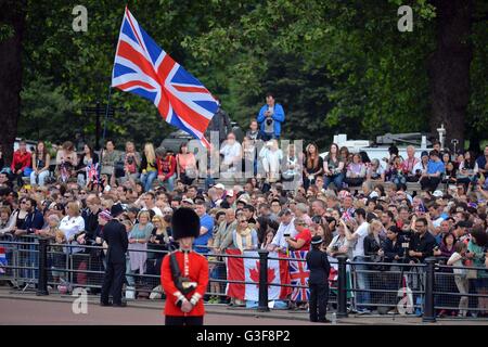 La Folla di attendere per la Regina Elisabetta II e il Duca di Edimburgo a lasciare Buckingham Palace di Londra centrale per visualizzare il Trooping il colore cerimonia presso la sfilata delle Guardie a Cavallo come la regina festeggia il suo compleanno ufficiale di oggi. Foto Stock